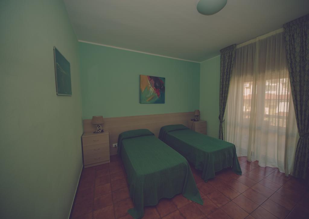 Camera Matrimoniale/Doppia con Letti Singoli con Bagno in Comune